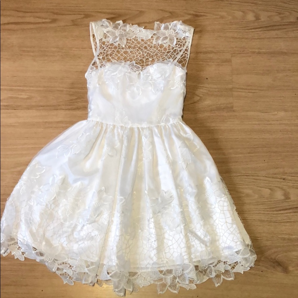 White lace bebe dress size 0